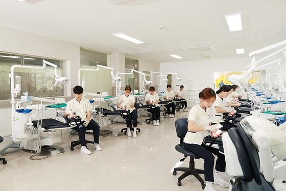 치위생학과는 건강한 치아와 환한 미소를 지킵니다.